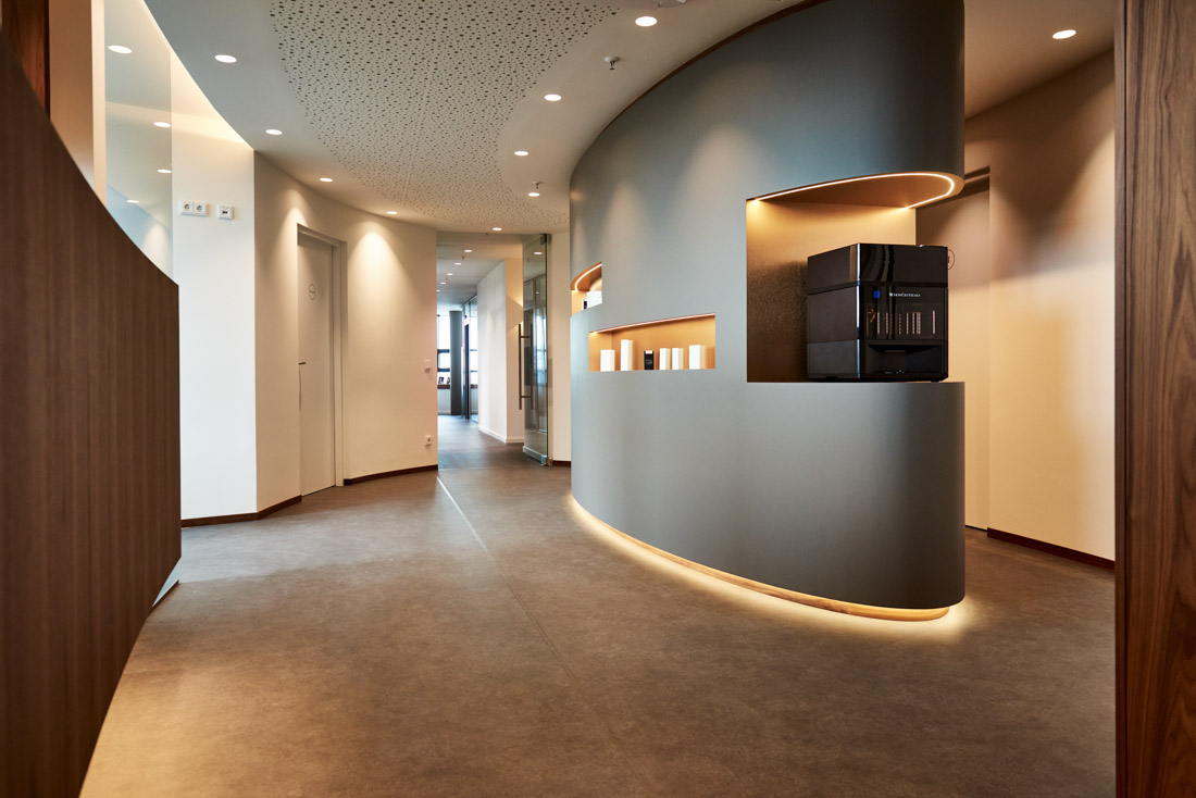 02_2_fertigstellung_empfangstheke_schoenheitschirurgie