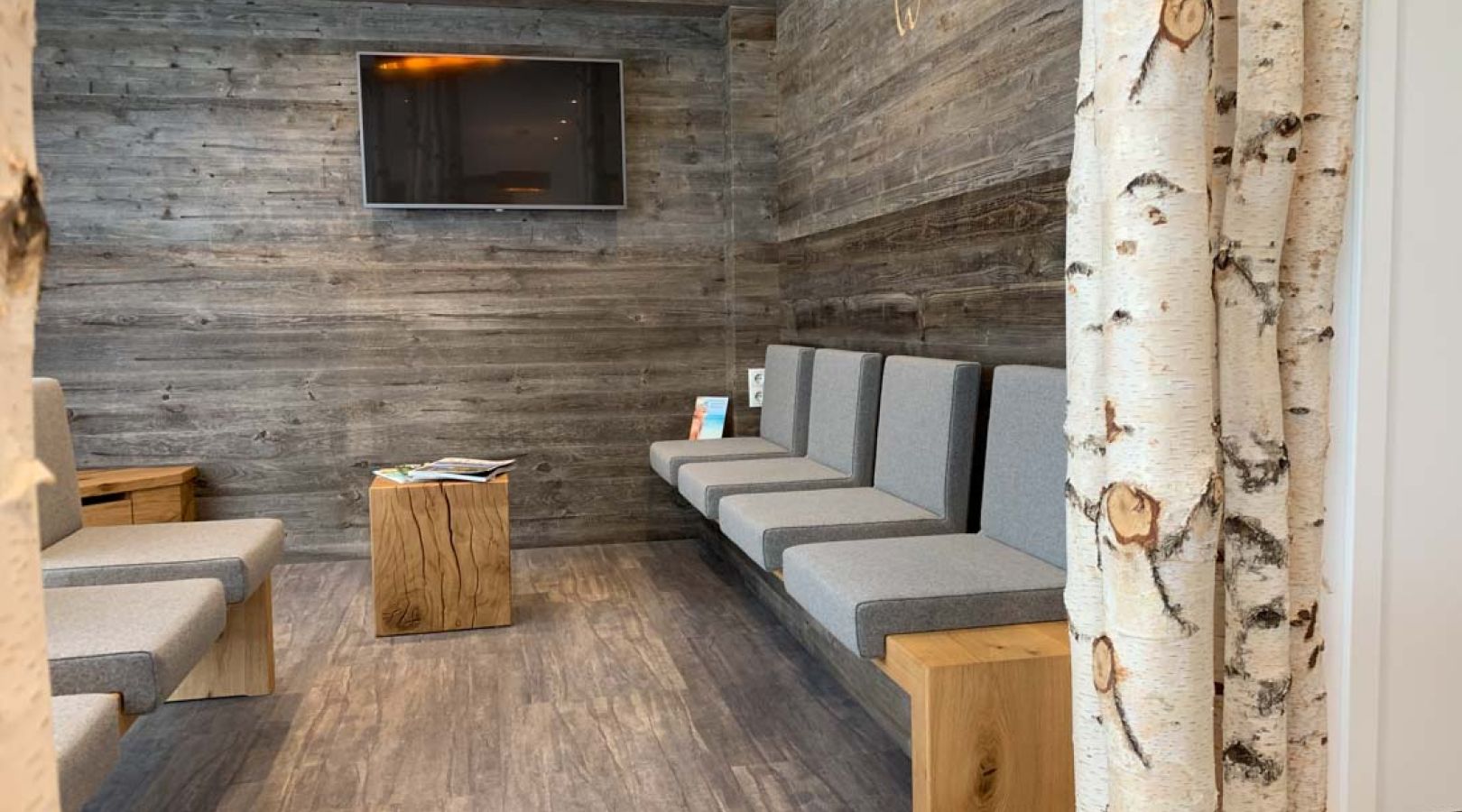 Empfangstheke und Wartebereich Zahnarztpraxis