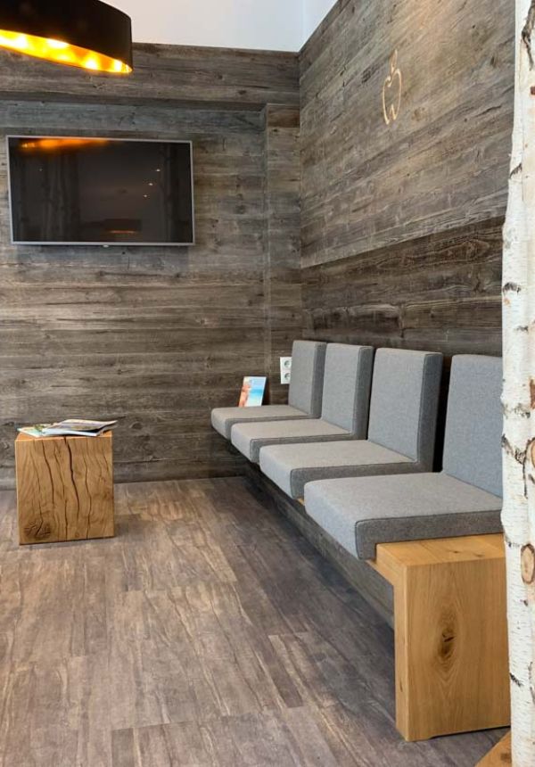 Empfangstheke und Wartebereich Zahnarztpraxis