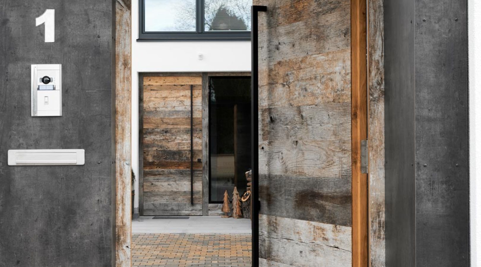 Eingangsportal und Haustür vom Schreiner