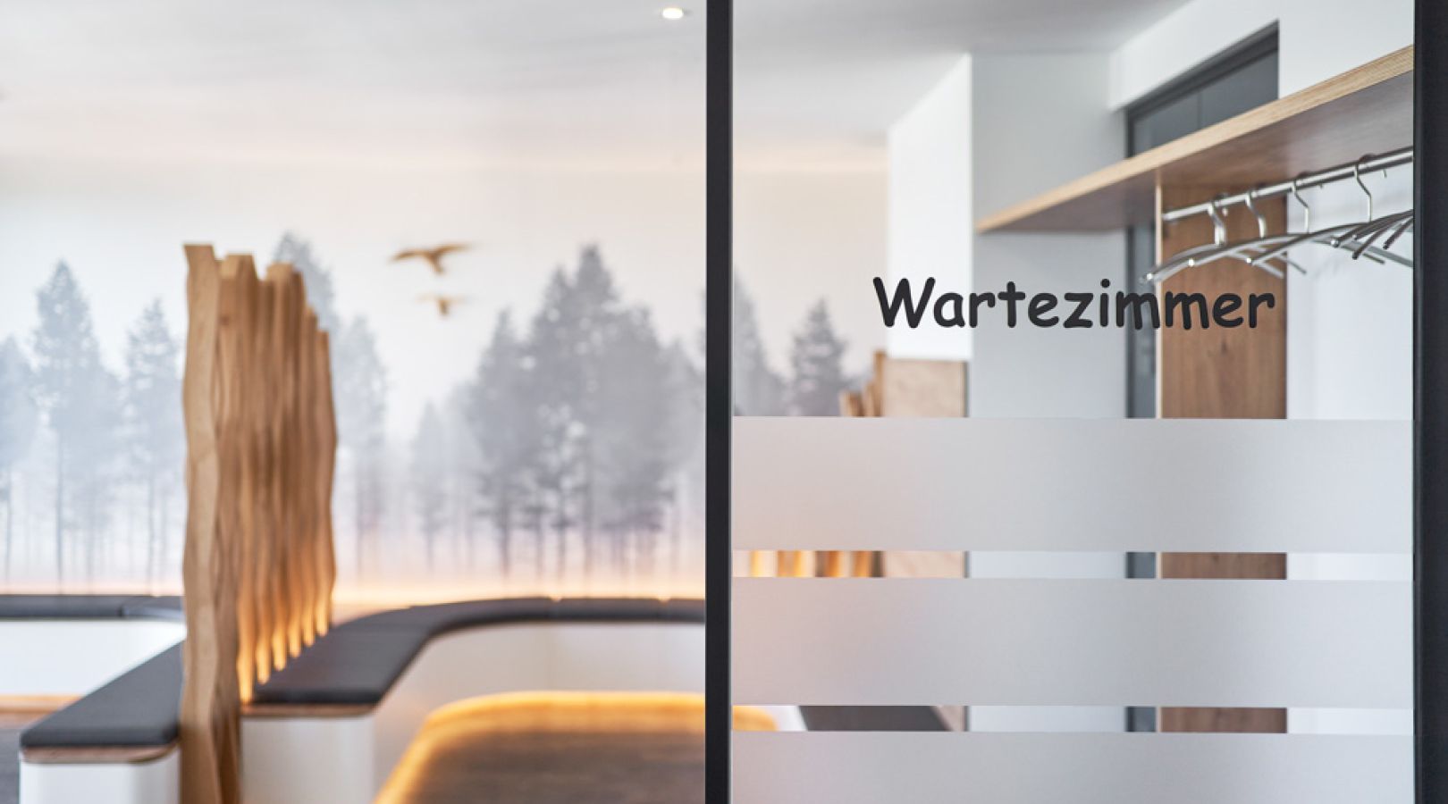 Empfangsbereich und Wartezimmer HNO Praxis