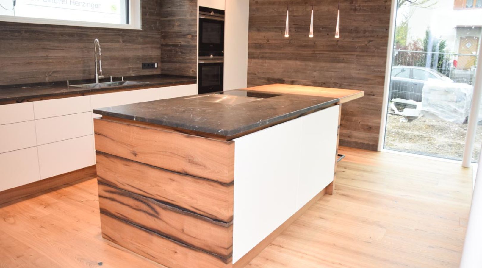 Küche Altholz, grifflos, matt weiß lackiert