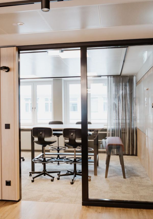 Innenausbau Büro: Akustikpaneele, Lamellen als Sichtschutz vor Glas