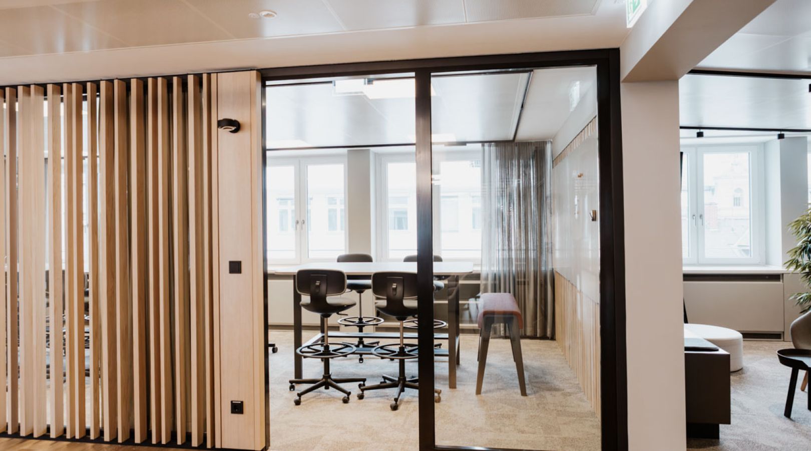 Innenausbau Büro: Akustikpaneele, Lamellen als Sichtschutz vor Glas