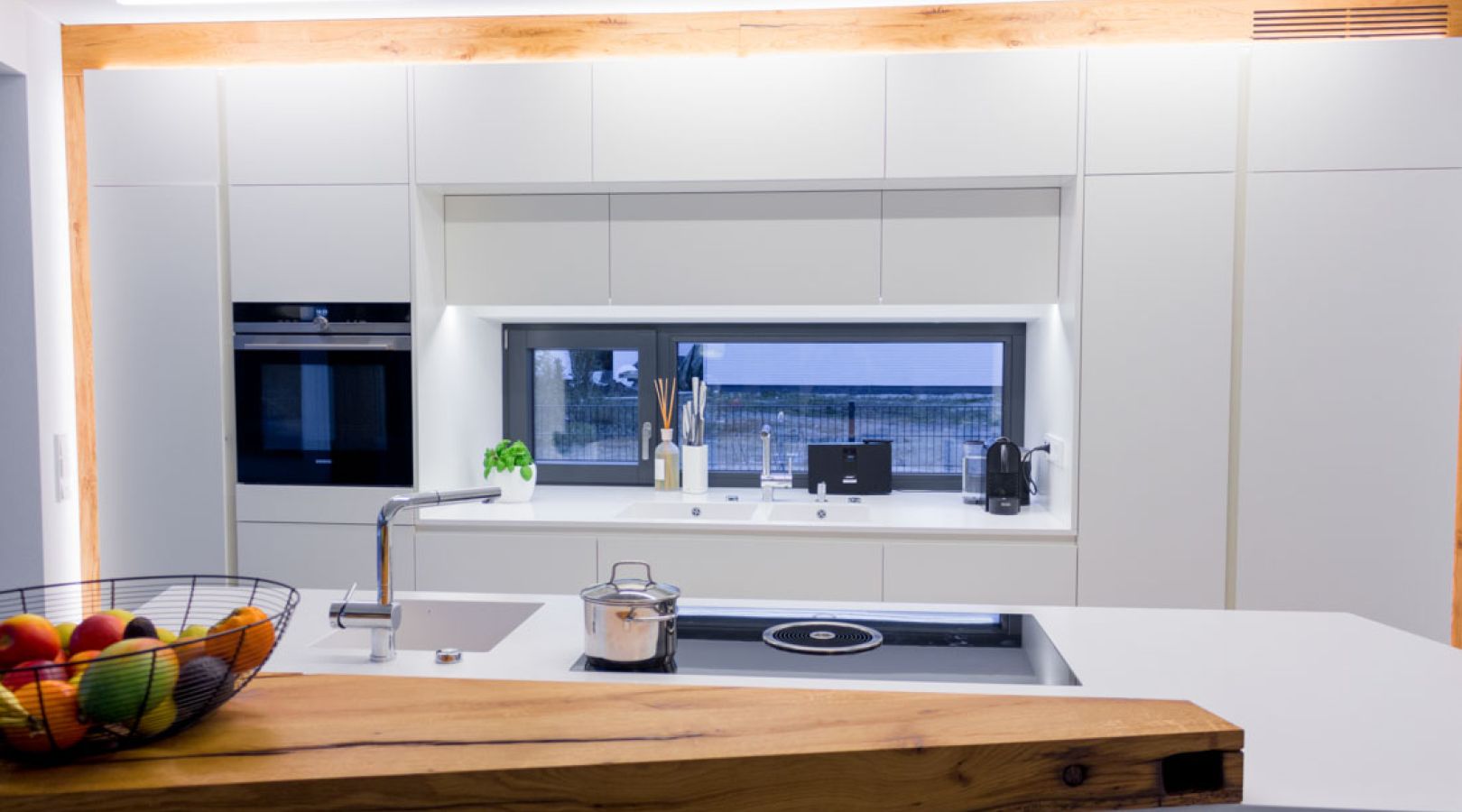 Küche Mineralwerkstoff, matt weiß lackiert + Sitzlounge