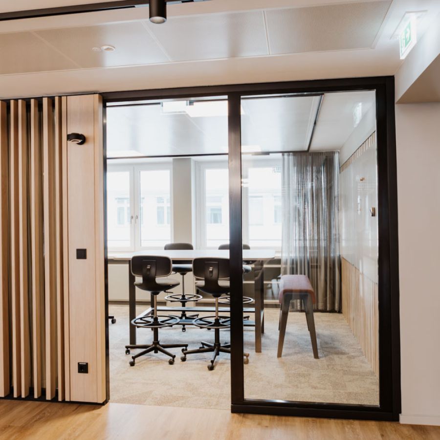 Innenausbau Büro: Akustikpaneele, Lamellen als Sichtschutz vor Glas