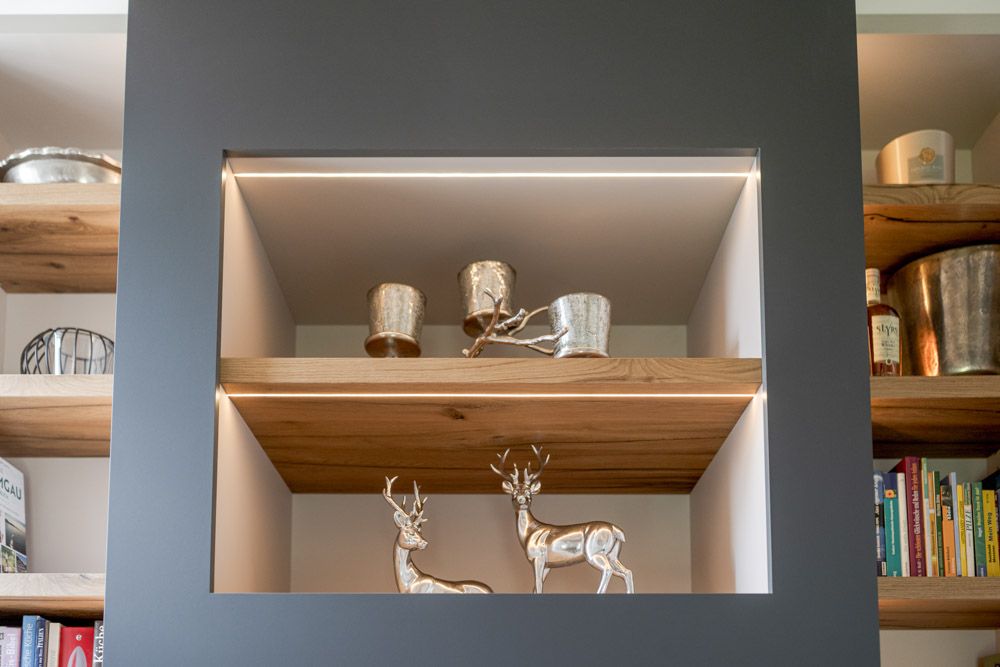 gaestezimmer_lounge_bett_einbauschrank_kaminregal_schreiner_06