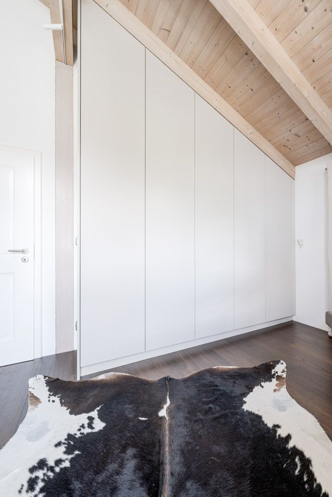 gaestezimmer_lounge_bett_einbauschrank_kaminregal_schreiner_20