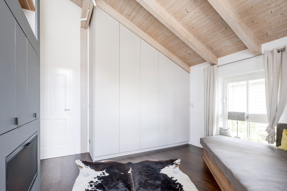 gaestezimmer_lounge_bett_einbauschrank_kaminregal_schreiner_17