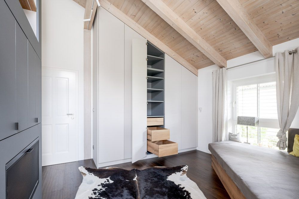 gaestezimmer_lounge_bett_einbauschrank_kaminregal_schreiner_18