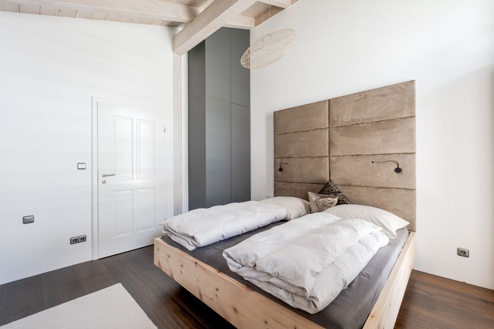 gaestezimmer_lounge_bett_einbauschrank_kaminregal_schreiner_13