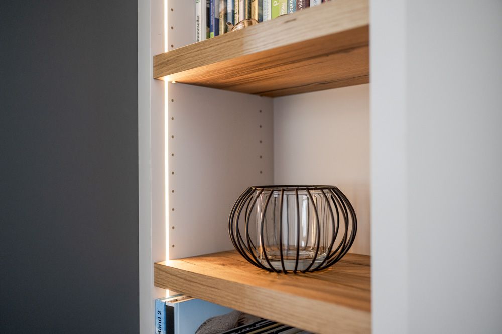 gaestezimmer_lounge_bett_einbauschrank_kaminregal_schreiner_07