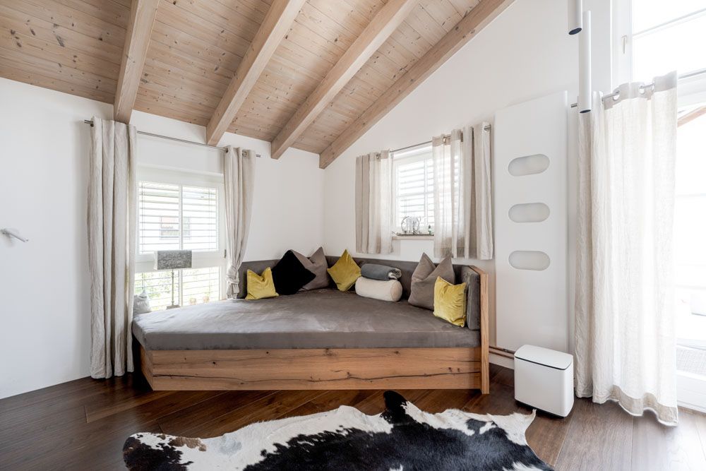 gaestezimmer_lounge_bett_einbauschrank_kaminregal_schreiner_16