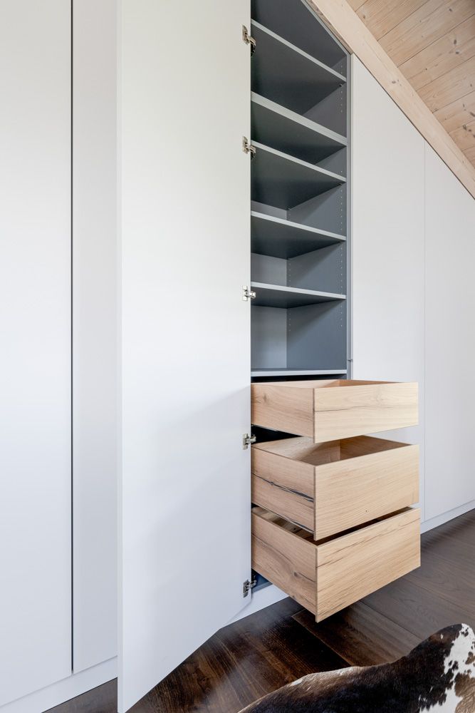 gaestezimmer_lounge_bett_einbauschrank_kaminregal_schreiner_19
