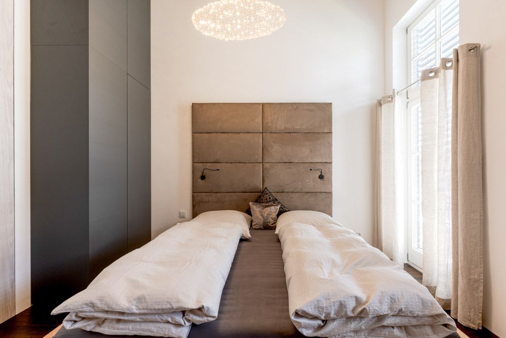 gaestezimmer_lounge_bett_einbauschrank_kaminregal_schreiner_12