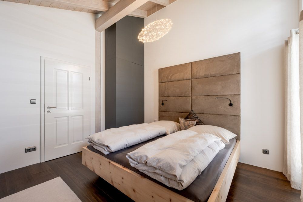 gaestezimmer_lounge_bett_einbauschrank_kaminregal_schreiner_11