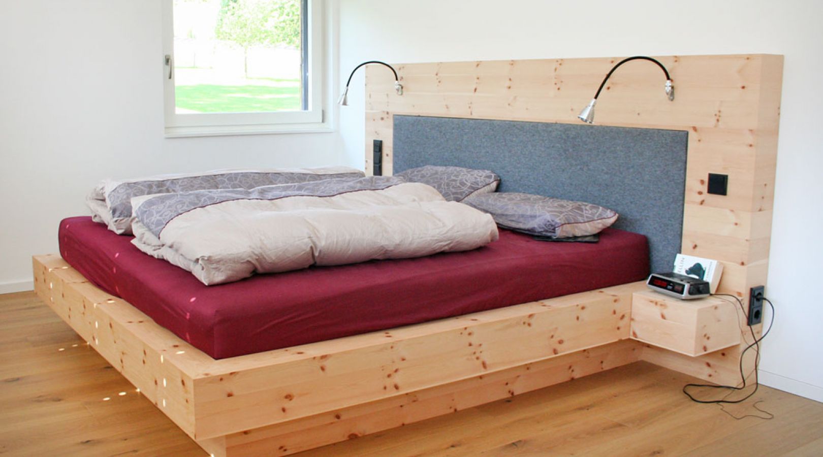 Bett aus Zirbenholz