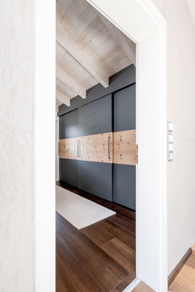 gaestezimmer_lounge_bett_einbauschrank_kaminregal_schreiner_15