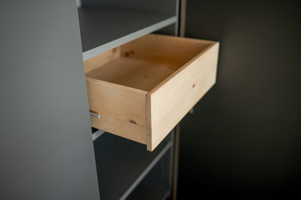 gaestezimmer_lounge_bett_einbauschrank_kaminregal_schreiner_01