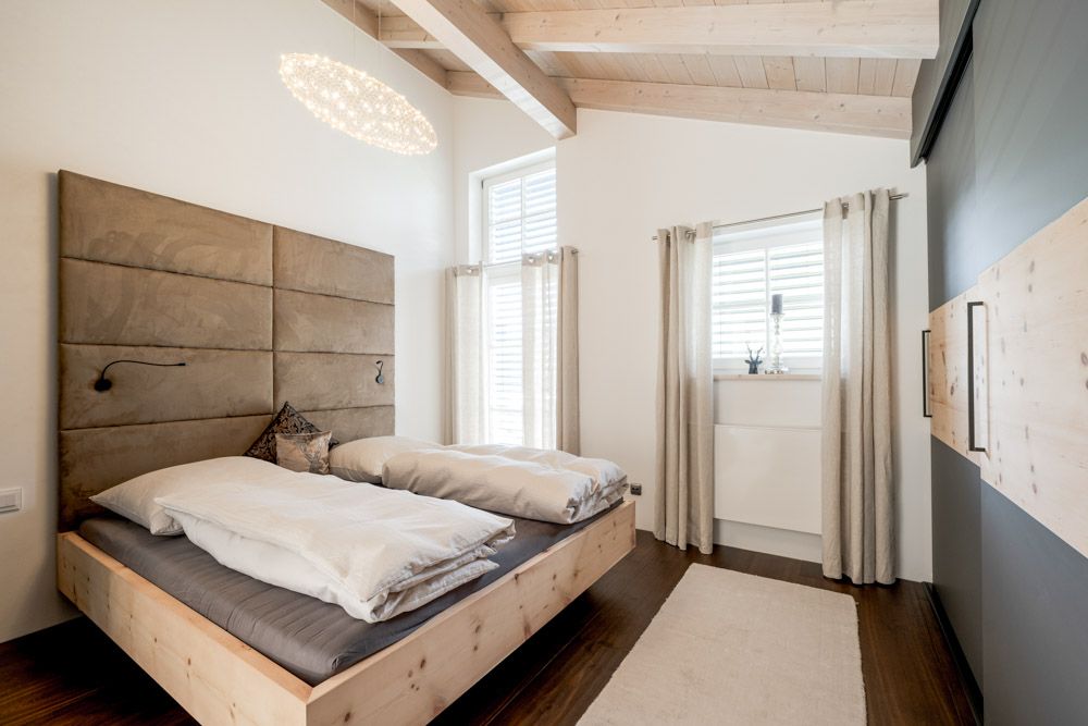 gaestezimmer_lounge_bett_einbauschrank_kaminregal_schreiner_10