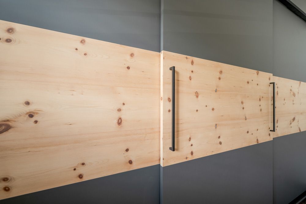 gaestezimmer_lounge_bett_einbauschrank_kaminregal_schreiner_14