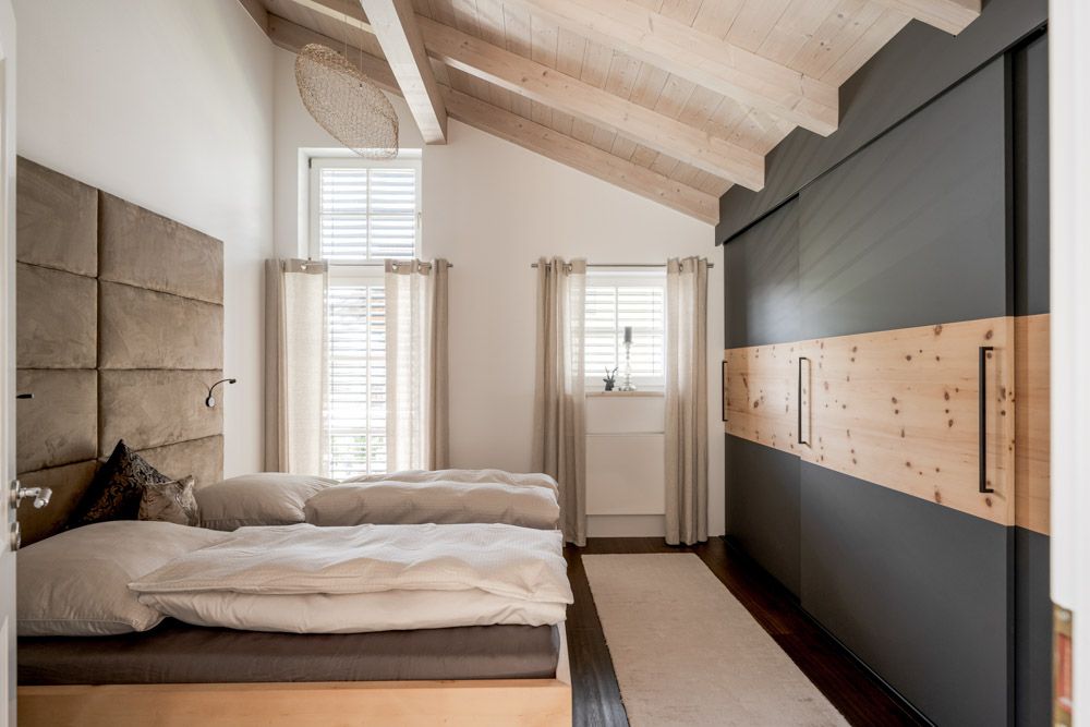 gaestezimmer_lounge_bett_einbauschrank_kaminregal_schreiner_09
