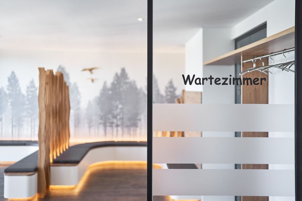 innenausbau_empfang_wartezimmer_hno_praxis_001