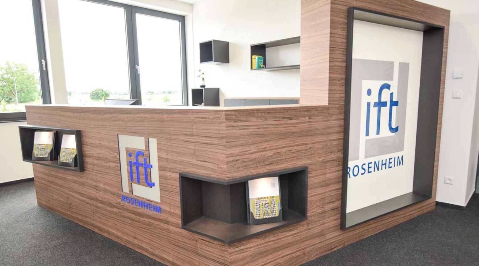 IFT Empfang // Nußbaum furniert