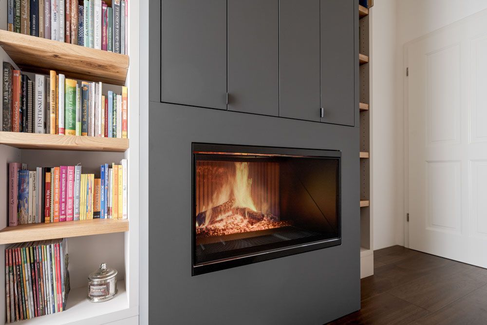 gaestezimmer_lounge_bett_einbauschrank_kaminregal_schreiner_24